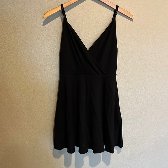 Detailed back black dress - Picture 1 of 3